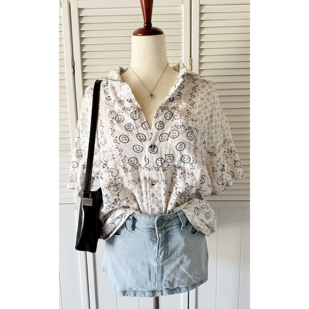 Gilly Hicks Linen Happy Face Patterned Short Sleeve Buttoned Top